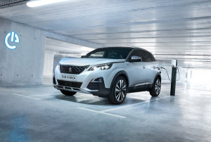 Peugeot 3008 GT Hybrid4        4- 